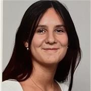 Englisch-Tutorin, die Kinder in jedem Alter Nachhilfe geben kann.